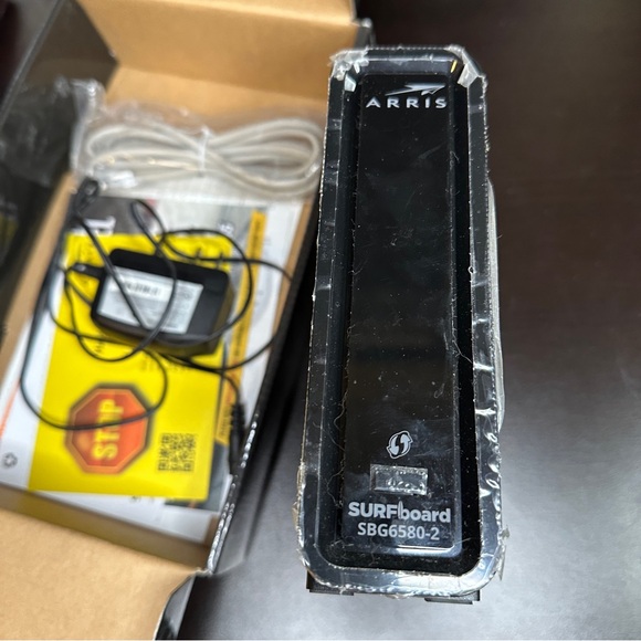 Arris SURFboard Cable Modem & Wifi Router Model SBG6580 N300 Motorola - Picture 6 of 13